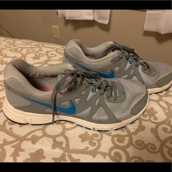 Women’s Nike Revolution size 9 - Picture 2 of 6